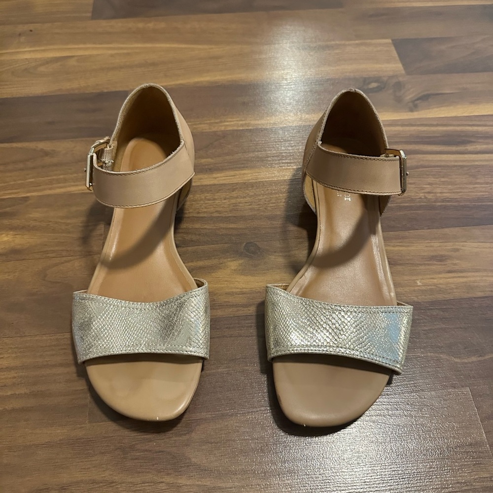 Extra Wide Women’s Sandals / Naturalizer